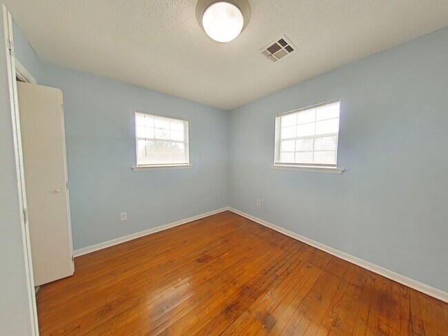 Building Photo - 4456 NW Baltimore Ave