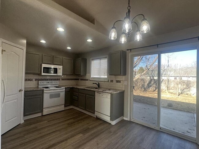 Building Photo - 2412 W Sweetbay Ave