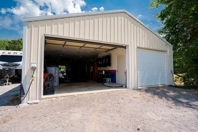 Building Photo - 864 Greenwood Rd