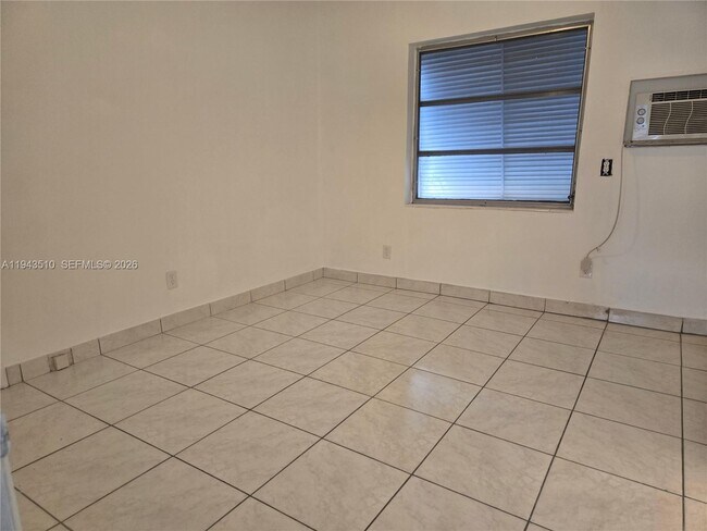 Building Photo - 1825 Lincoln St