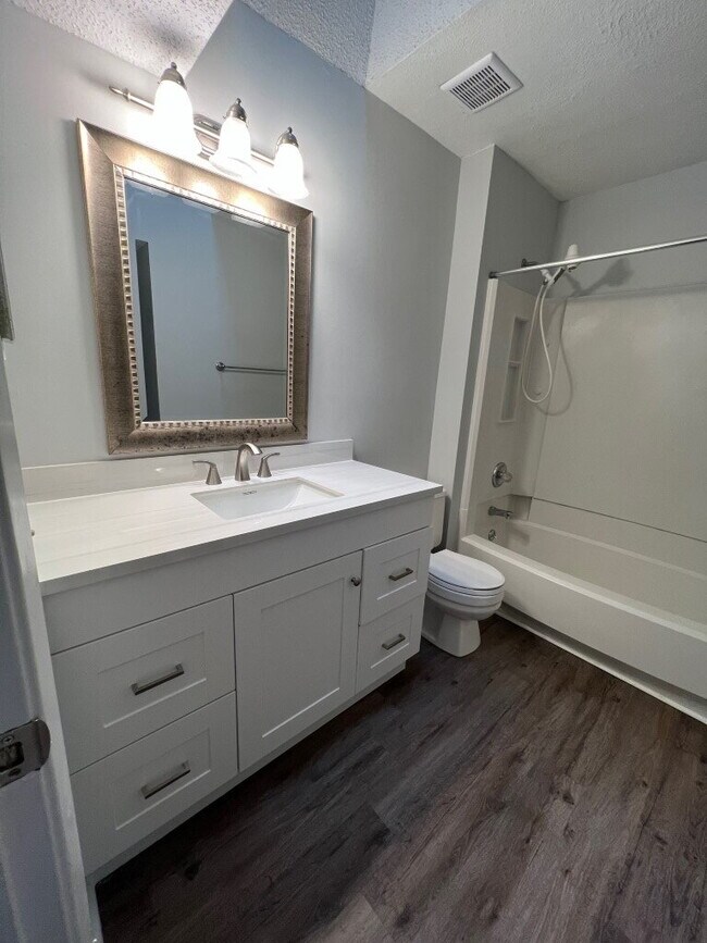 Building Photo - "Charming 2-Bed Townhouse in Shalimar with...