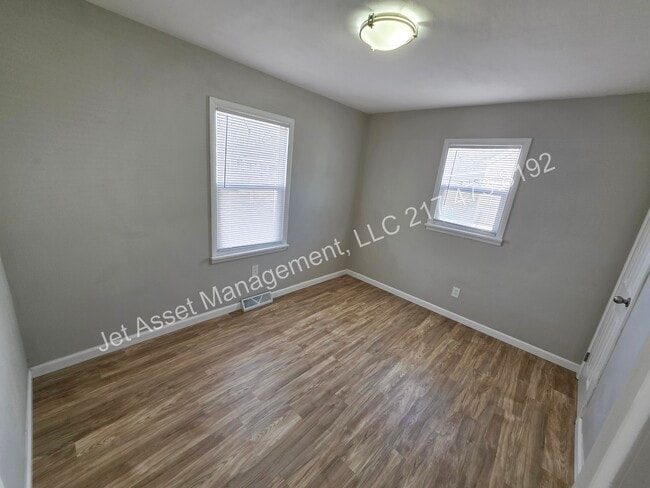 Building Photo - 3 bed, 1.5 baths, 2 car garage, fenced yard!