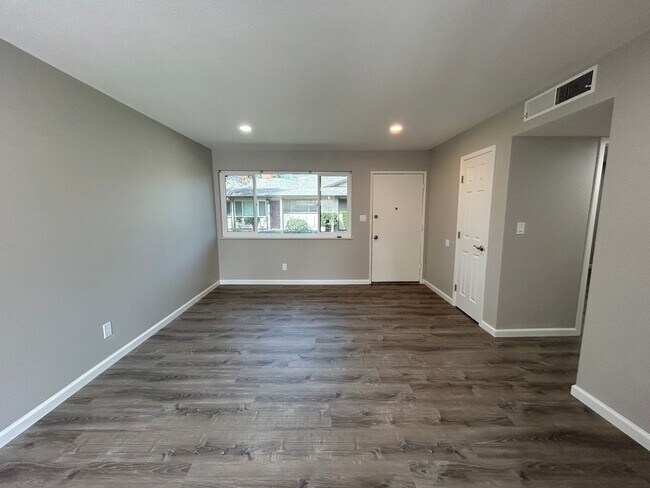 Building Photo - Stylish & Newly renovated Condo in McHenry Highlands