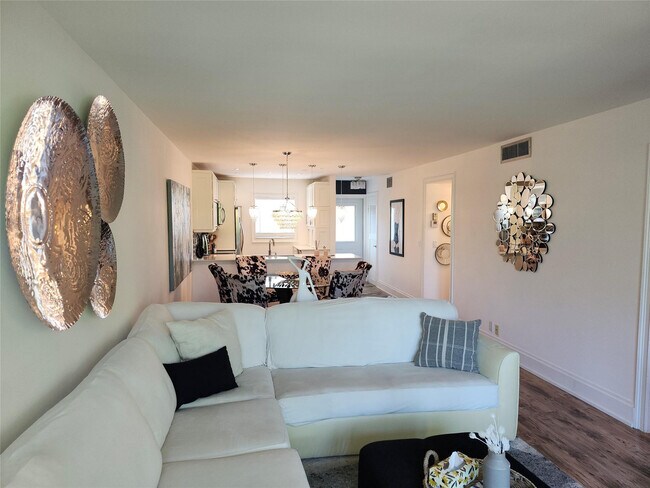 Building Photo - 301 Cambridge Rd