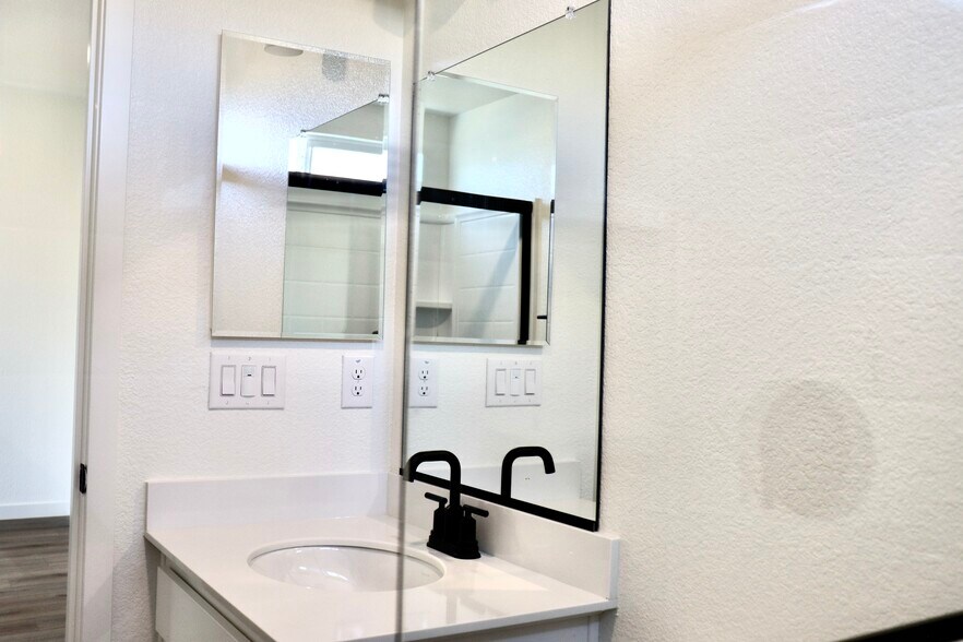 Building Photo - 1536 Minories Dr