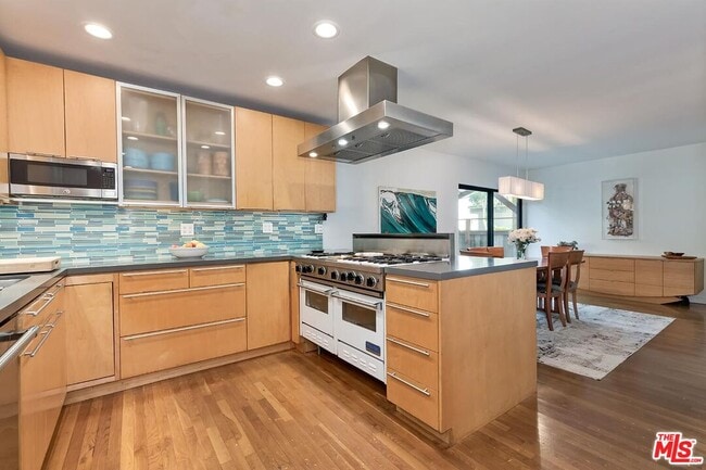 Building Photo - 832 Superba Ave