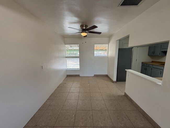 Building Photo - 1325 N Venice Ave