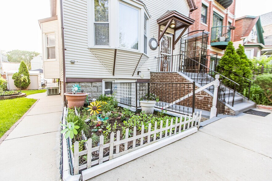 Building Photo - 2842 N Hamlin Ave