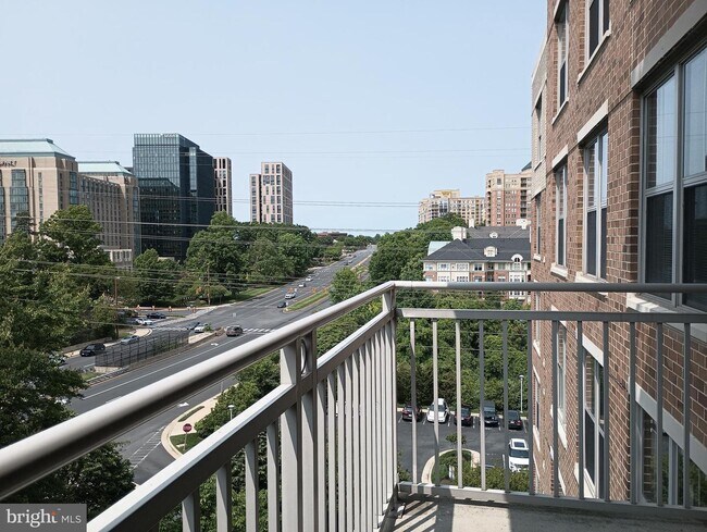 Building Photo - 11800 Sunset Hills Rd