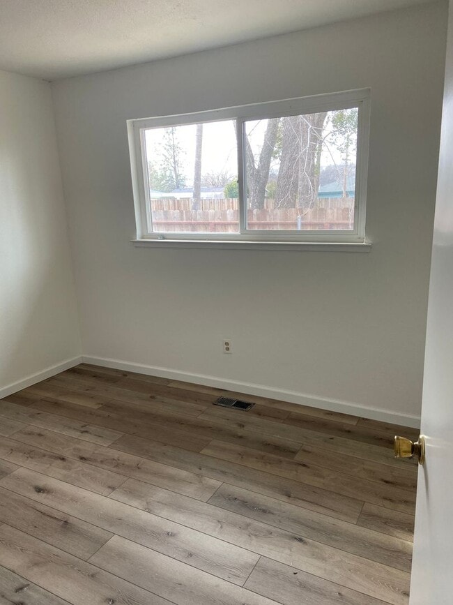 Building Photo - Duplex - Super clean 2 bdrm, 1 bath