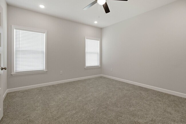 Building Photo - New 4 Bedroom in CRESTVIEW!!