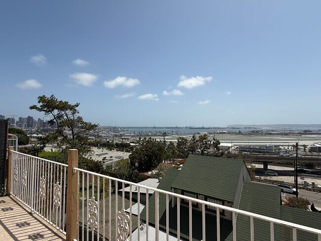 Building Photo - Beautiful 2 bedroom 1 bathroom upstairs ap...