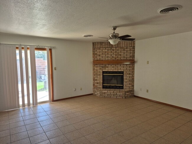 Building Photo - 3 Bedroom 2 Bath