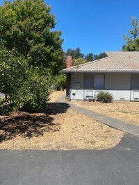 Building Photo - **Newly Remodeled and Updated 2 Bedroom/ 1...