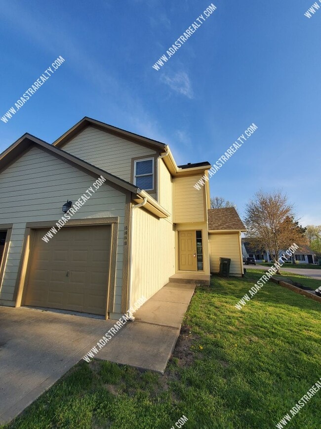 Building Photo - Beautiful and Spacious Louisburg Townhome-Available in MAY!!