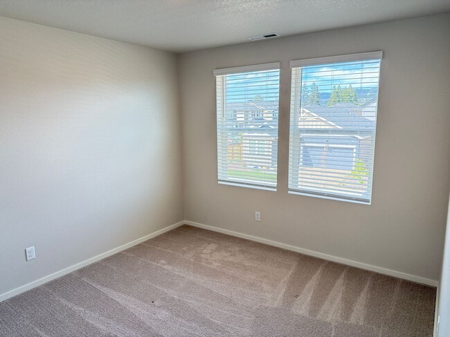 Building Photo - Newer 3 bedroom 2.5 bathroom house!