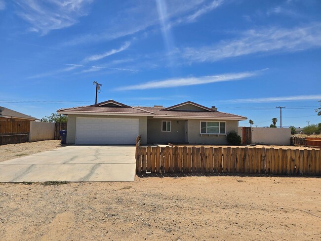 Building Photo - For Rent in California City – 3 Bed / 2 Ba...