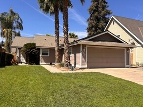 Building Photo - Cute home for rent in Visalia!