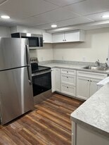 Building Photo - 10 Pinebrook Dr