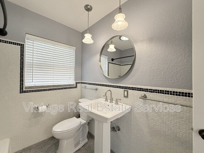 Building Photo - 105 N Aurora Ave