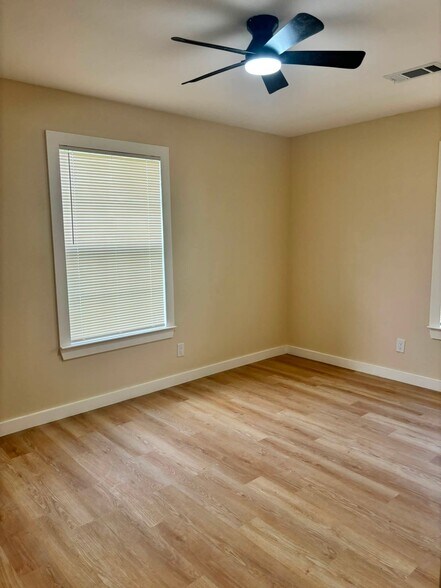 Building Photo - 1415 Comal Ave