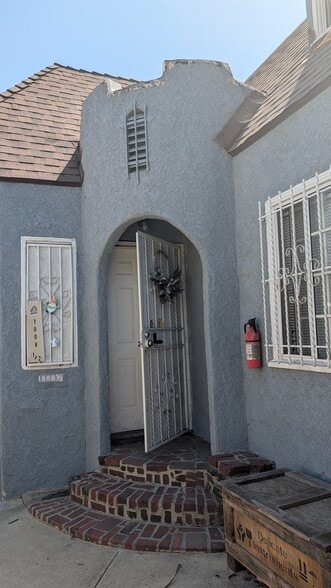 Building Photo - 1008 N Willow Ave