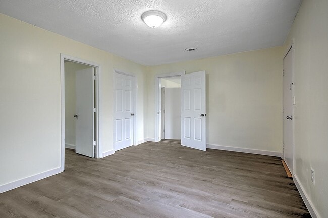 Building Photo - 4 Bedrooms 3 Baths Bristol TN