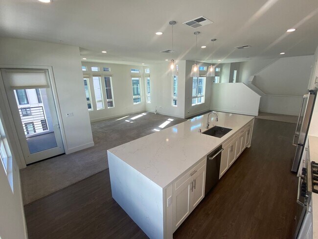 Building Photo - Modern Condo Living in the Heart of Alameda – Prime Location!