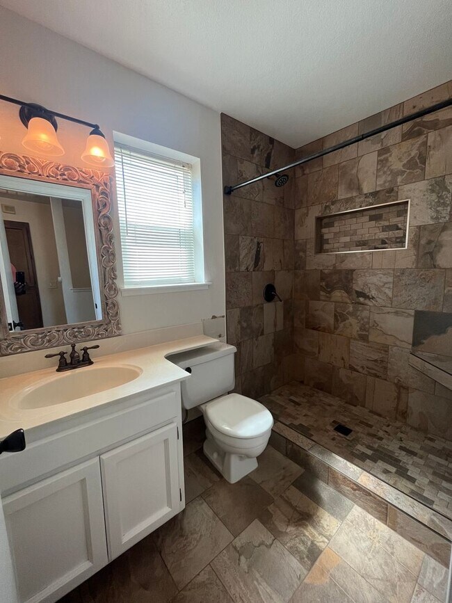 Building Photo - Spacious 3bed 2.5bath 2 story home available now!