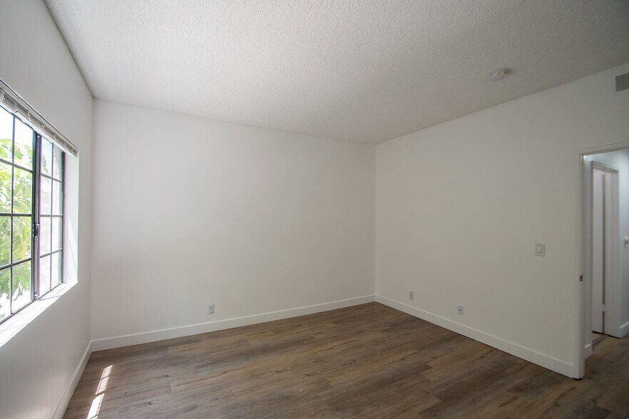 Building Photo - 11594 Moorpark St