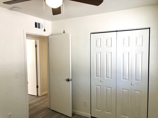 Building Photo - Cute 3 Bedroom Home near Hualapai Mt. School.