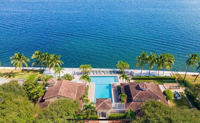 Building Photo - 1035 Lake Shore Dr