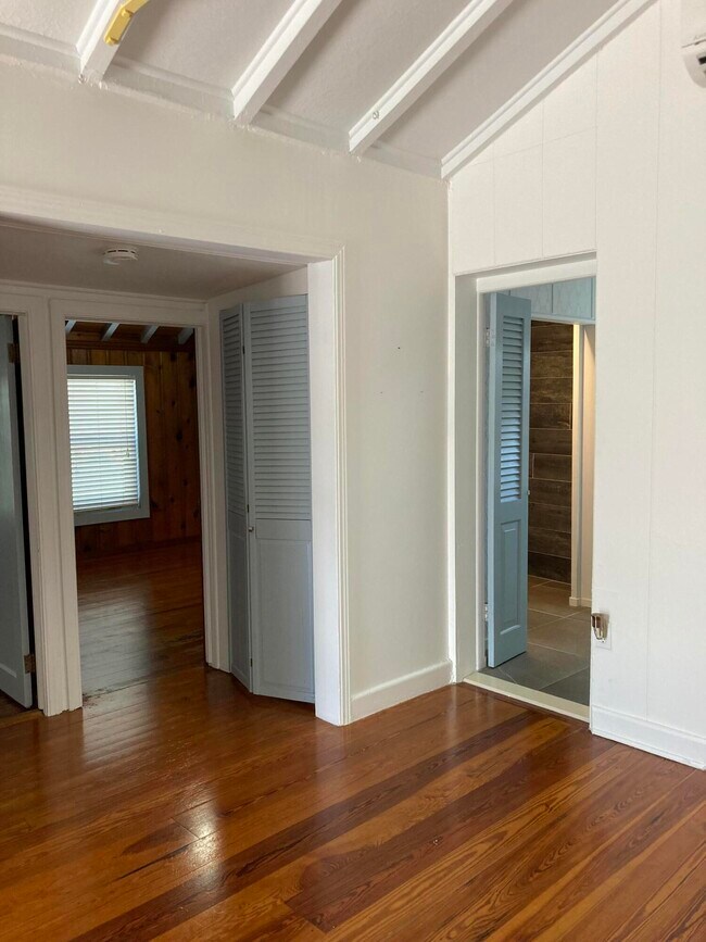 Building Photo - 824 35th St