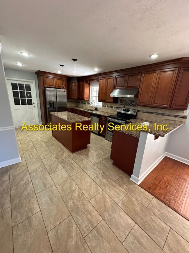 Building Photo - Beautiful Large Home with Screened Pool in Buckingham West!