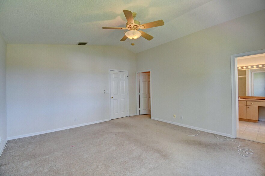 Building Photo - 6414 Park Lake Cir