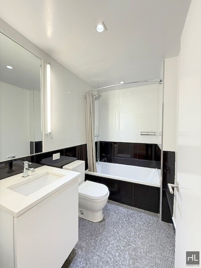 Building Photo - Large newly renovated 2 bed 2 bath - WEST ...