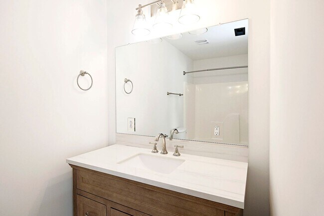 Building Photo - Updated End-Unit Townhome in Crozet