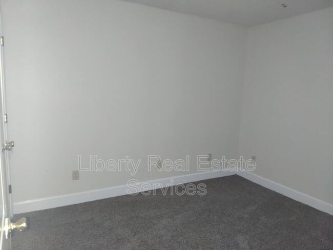 Building Photo - 1113 Kelly Dr