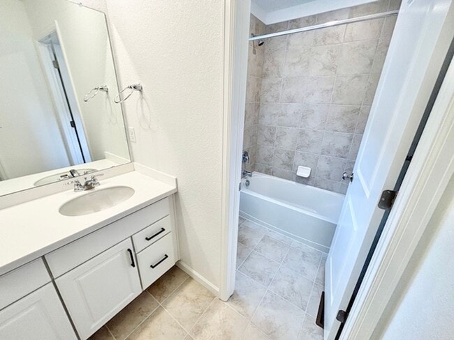 Building Photo - SECOND MONTH FREE RENT!