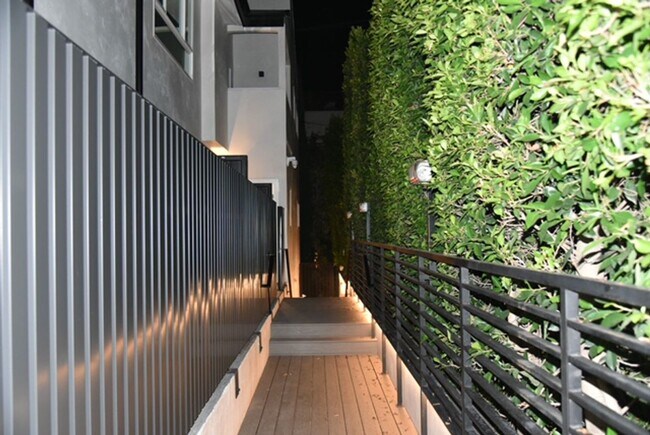 Building Photo - Off Melrose WEHO