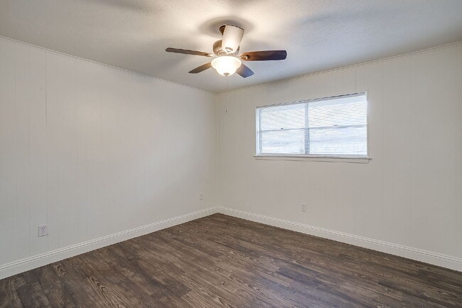 Building Photo - Spacious, Recently Updated Duplex!