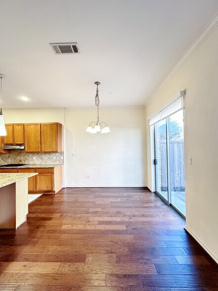 Building Photo - 1206 Emerald Glen