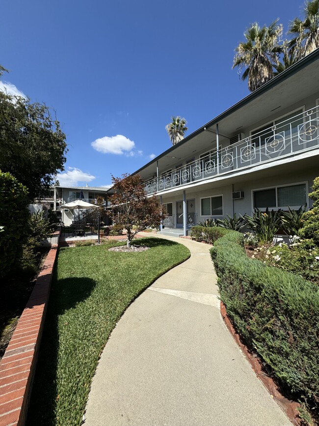 Building Photo - Green Leaf Apartments