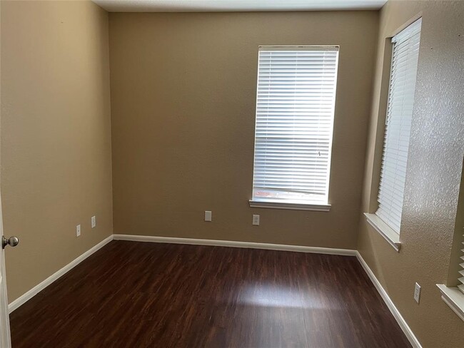 Building Photo - 2721 Hidden Landing Dr