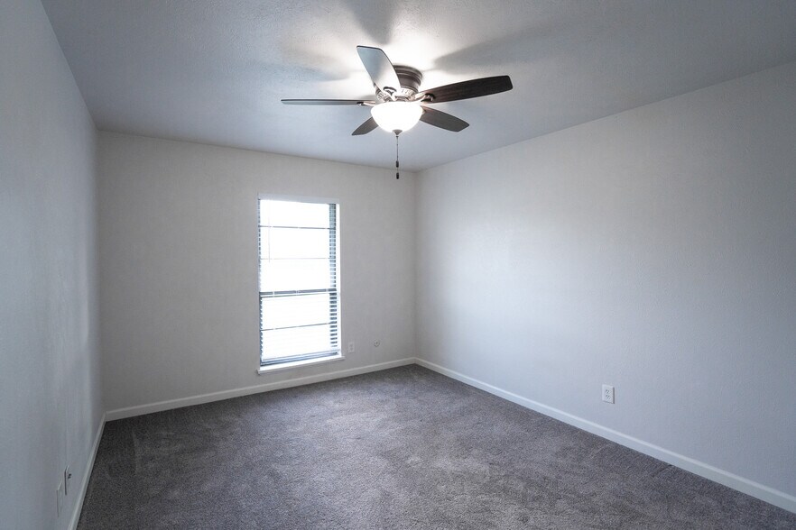 Building Photo - 5097 Roberts Dr