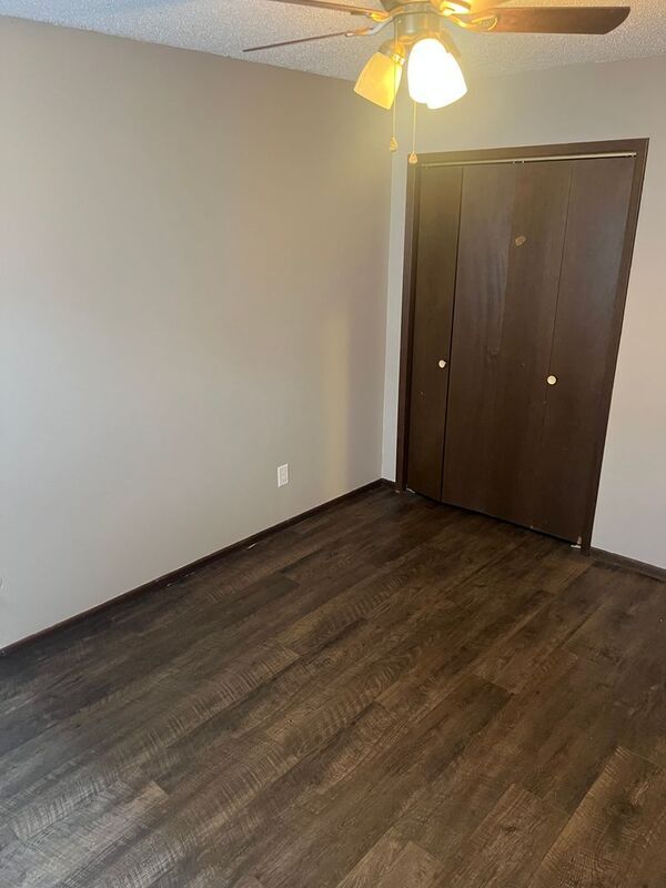 Building Photo - 1242 E Guinevere St