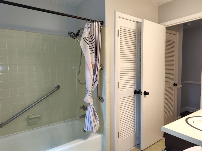 Building Photo - Charming split level home located in the Mcclintock Woods Community in Charlotte!