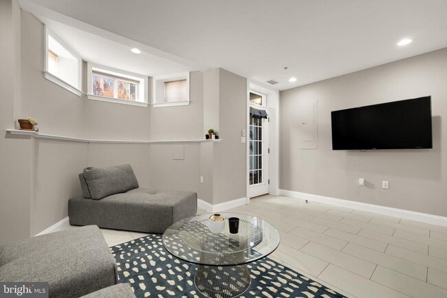 Building Photo - 1135 6th St NW