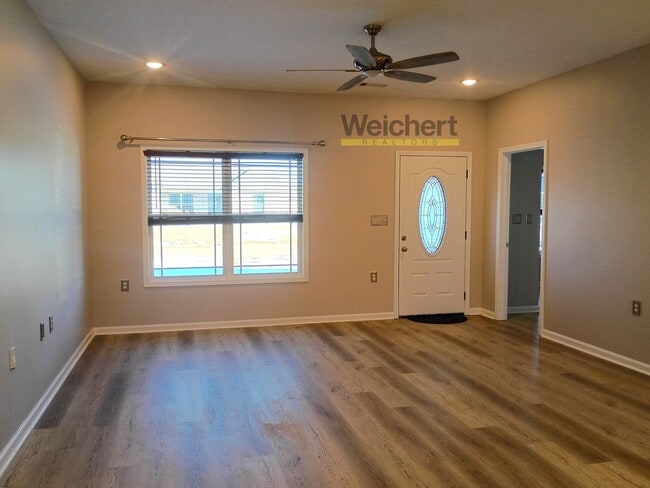 Building Photo - Spacious 4 Bed / 2 Bath Home