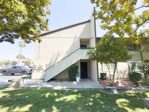 Building Photo - 2 BEDROOM 2 BATH CONDO IN GATED COMMUNITY ...